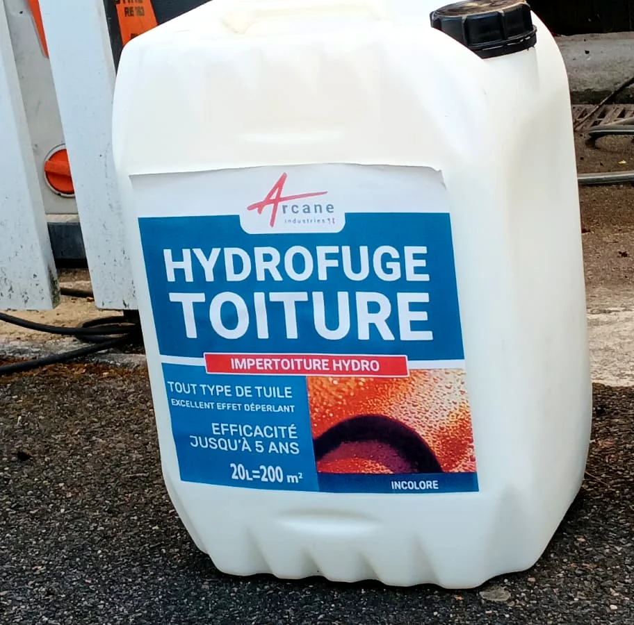 Bidon d'hydrofuge de toiture utilisé après démoussage sur support poreux et sain