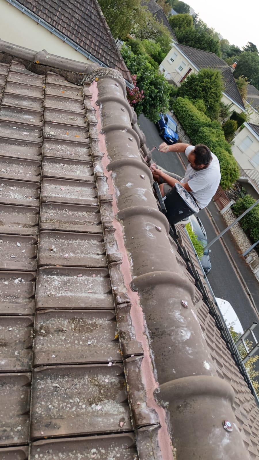Faîtage de toiture en cours de réfection au mortier à Joué-lès-Tours
