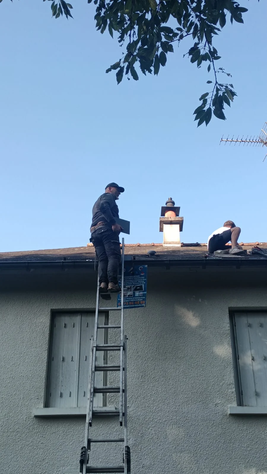 Remplacement d'ardoises cassées sur une couverture ancienne