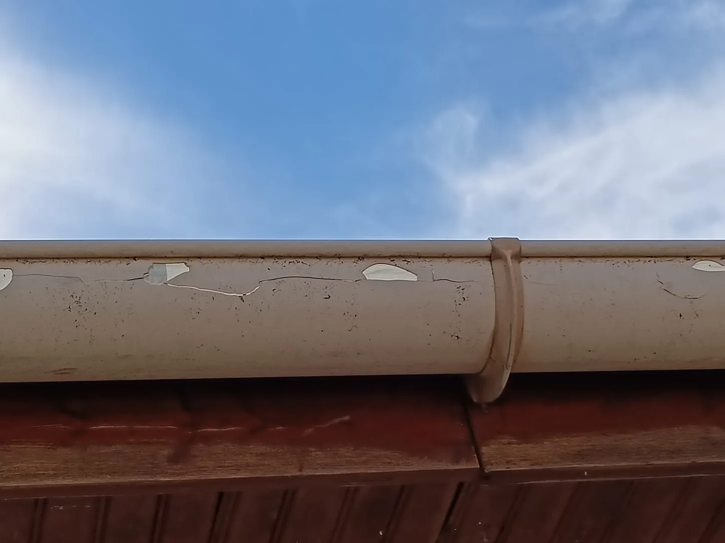Gouttière PVC qui pèle : simple défaut d'aspect, ou fin de vie ?